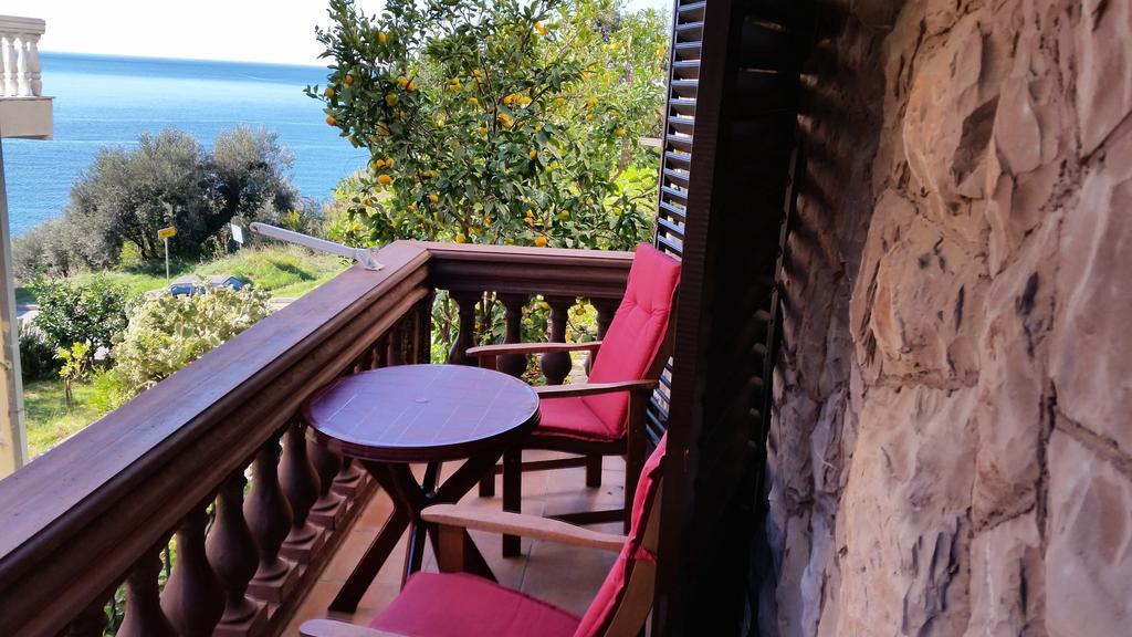 Villa Sara Guesthouse Sveti Stefan Ruang foto