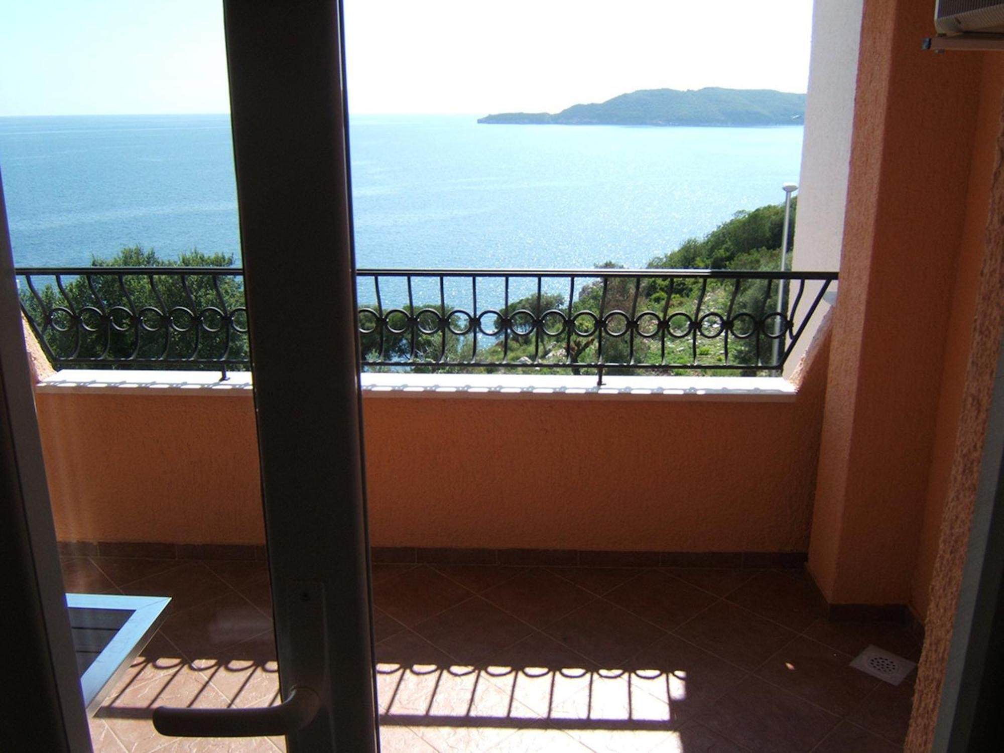 Villa Sara Guesthouse Sveti Stefan Ruang foto