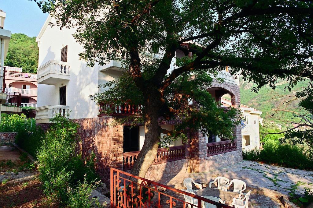 Villa Sara Guesthouse Sveti Stefan Bagian luar foto