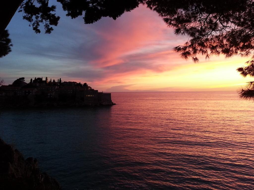 Villa Sara Guesthouse Sveti Stefan Bagian luar foto