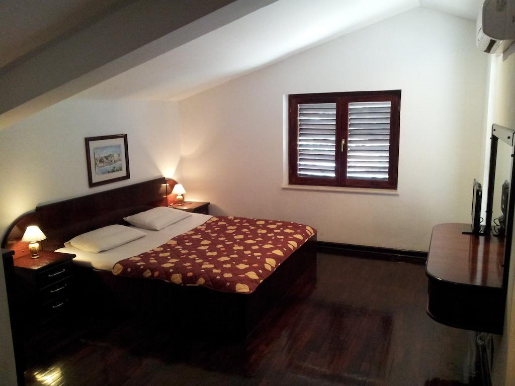 Villa Sara Guesthouse Sveti Stefan Ruang foto