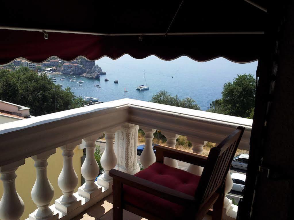 Villa Sara Guesthouse Sveti Stefan Bagian luar foto