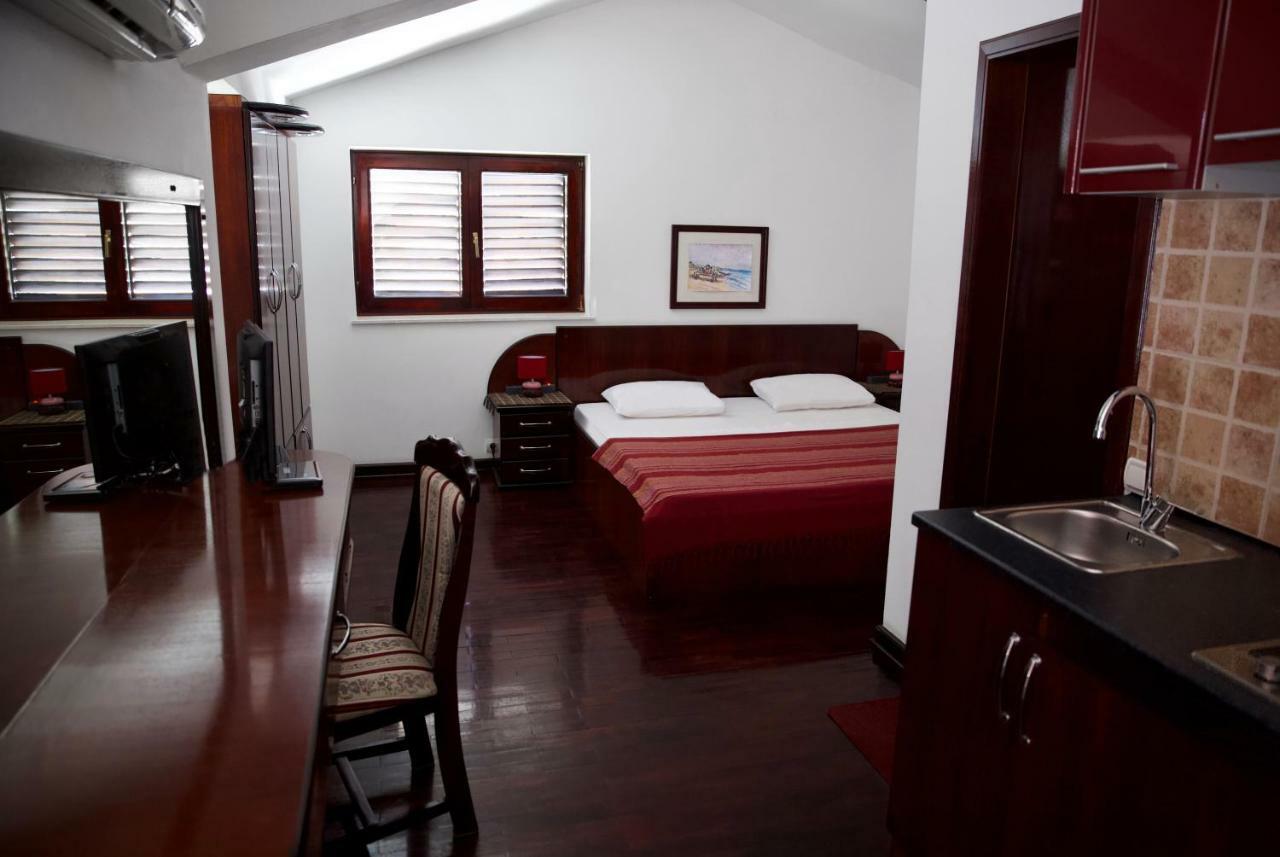 Villa Sara Guesthouse Sveti Stefan Bagian luar foto